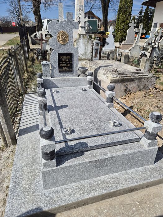 Monumente funerare