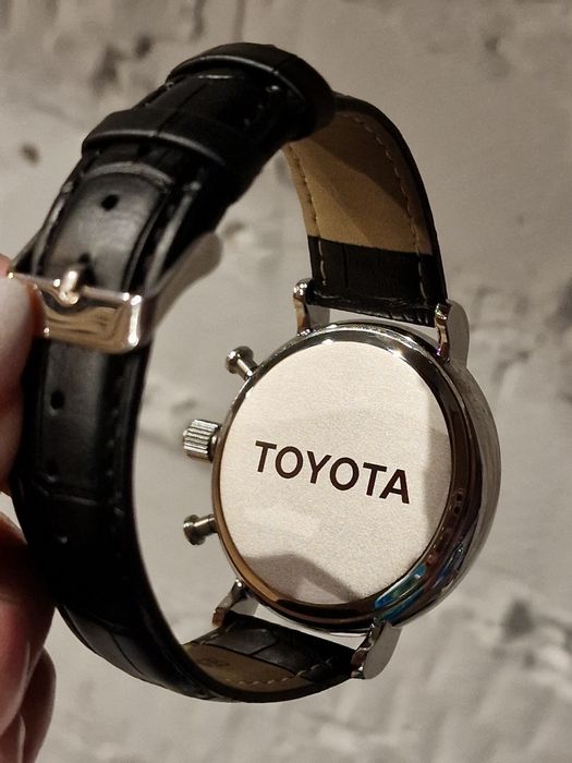 Продам часы TOYOTA оригинальные