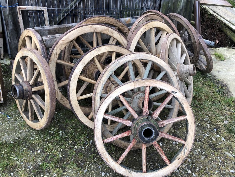 Roți de căruță vechi