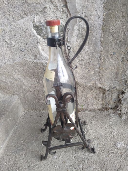 Продавам огромна стойка за бутилка от ковано желязо в стил Арт Нуво