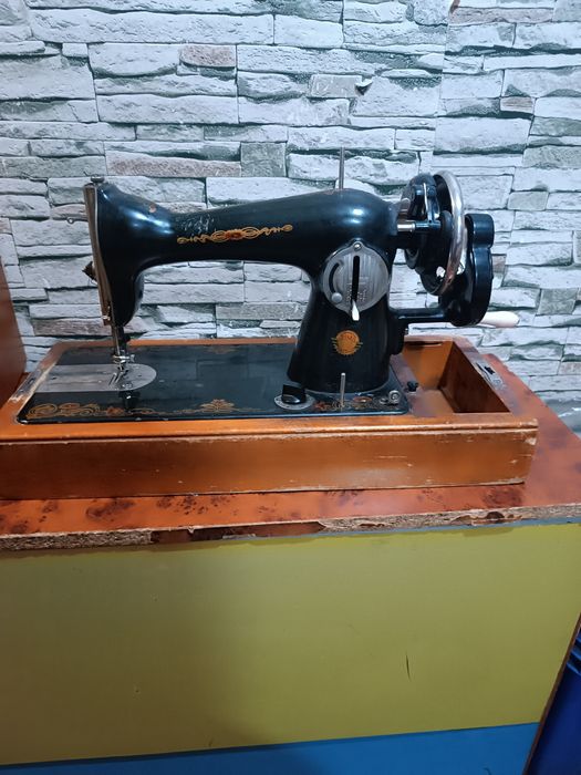 Продам швейную машинку