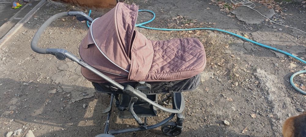 Коляска с автомобильным креслом.