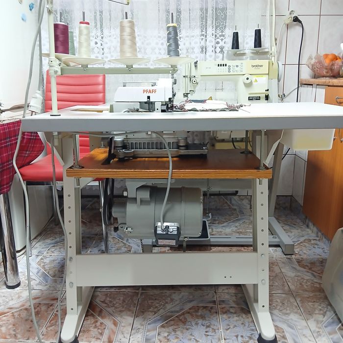 Masina de încheiat si surfilat cu 5 fire PFAFF distanta de 1cm.