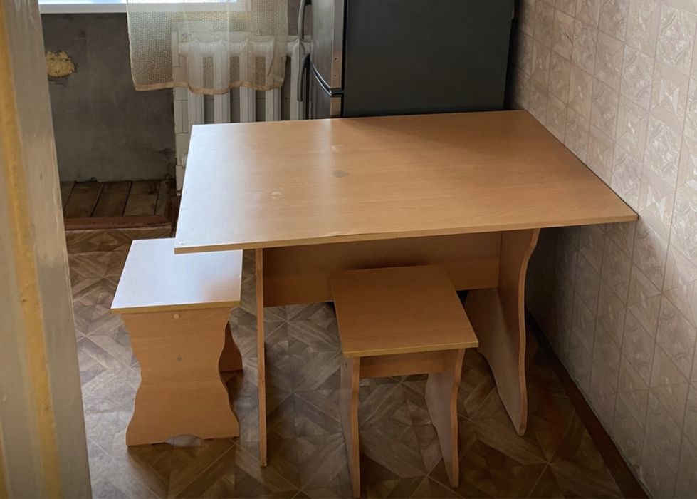 Стол и табуртки