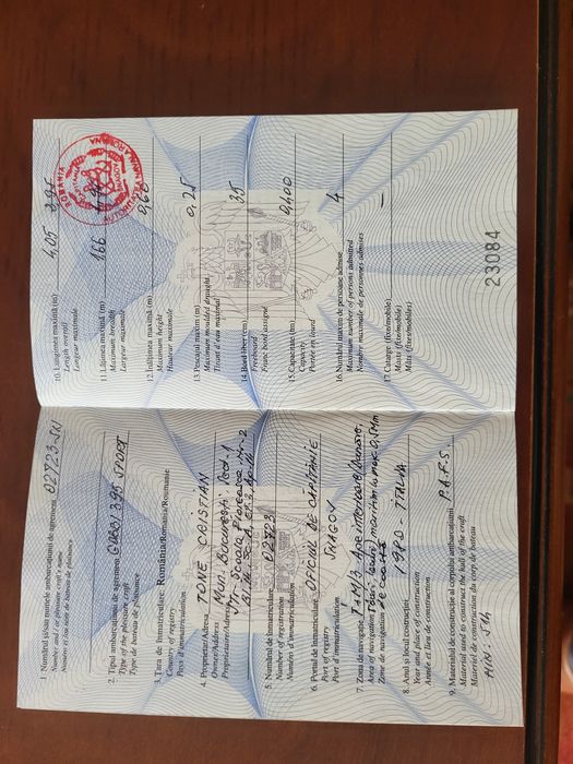 Barcă cu motor și peridoc