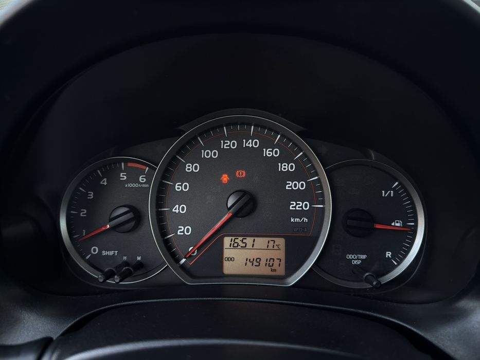 Продавам Toyota Yaris  2013г