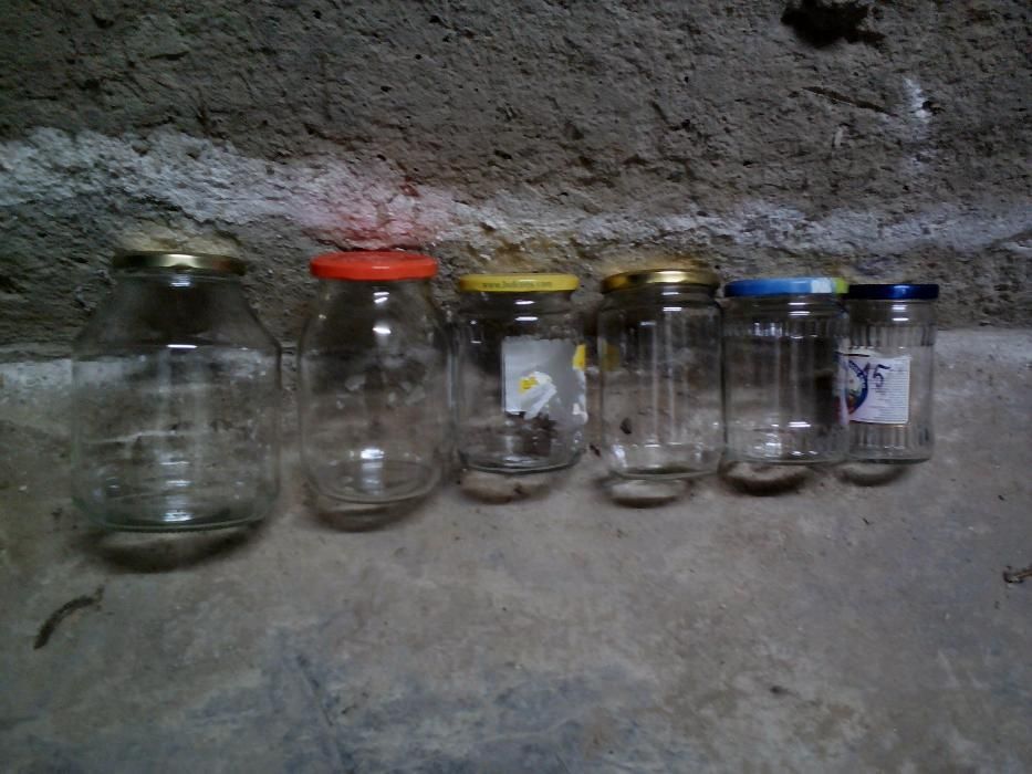 Продавам буркани различни видове в комплект с капачките