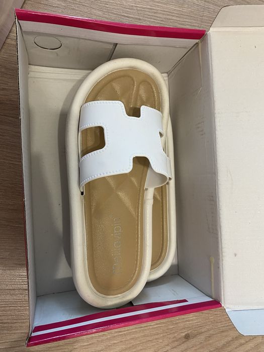 Шлепка женская белая