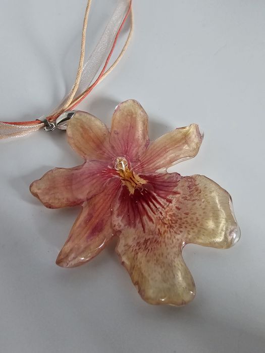 Нежно колие с естествен цвят на орхидея Камбрия и епоксидна смола