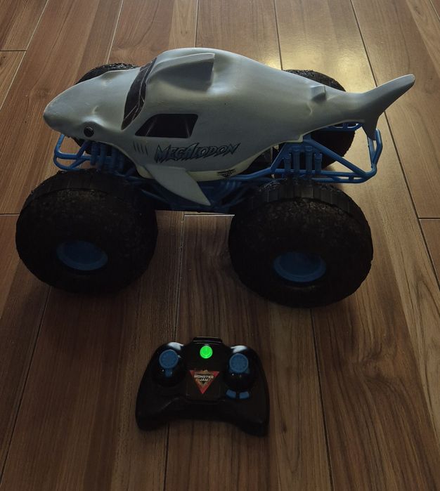 Masinuta cu telecomanda Monster Jam Megalodon nu Traxxas Aarma