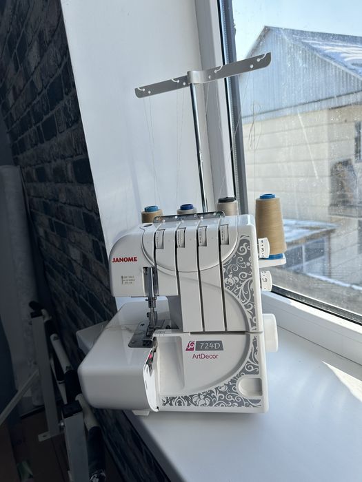 Швейная машина оверлок