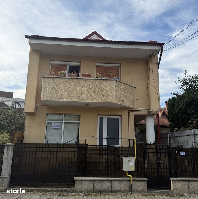 Casă cu 6 camere, curte și mansardă Bacău