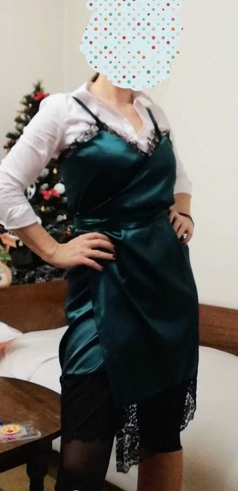 Рокля от сатен и дантела