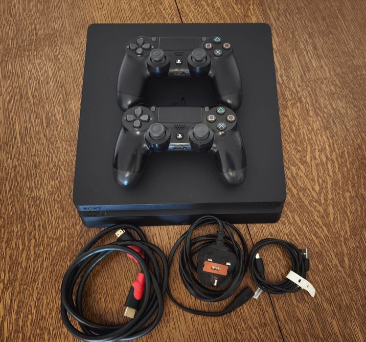 Продам PS4 с дисками