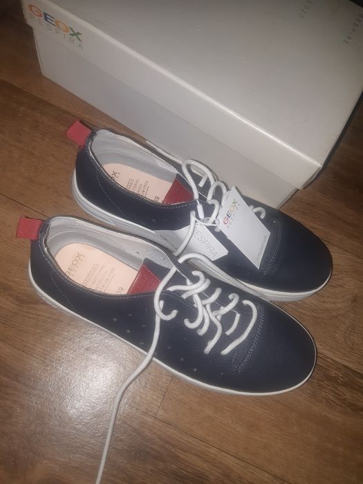 Продам новые  кроссовки Geox