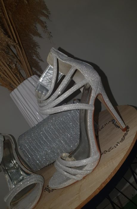 Обувки на висок ток