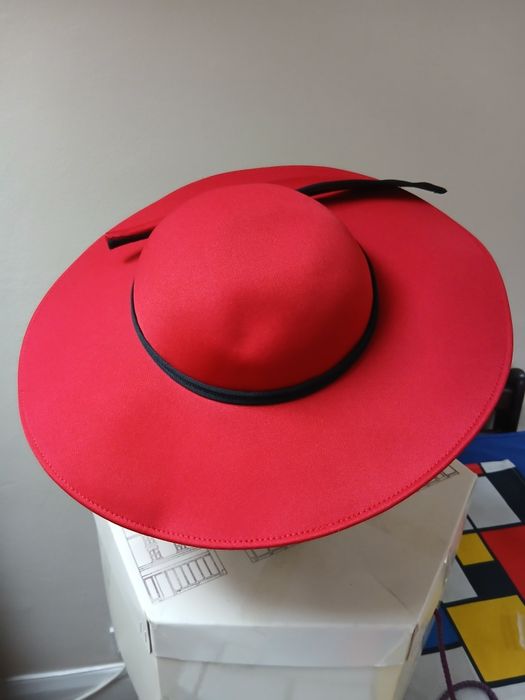 Pălărie roșu pentru ocazii speciale