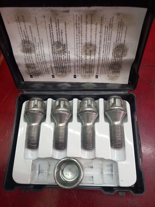 Продавам секретни болтове