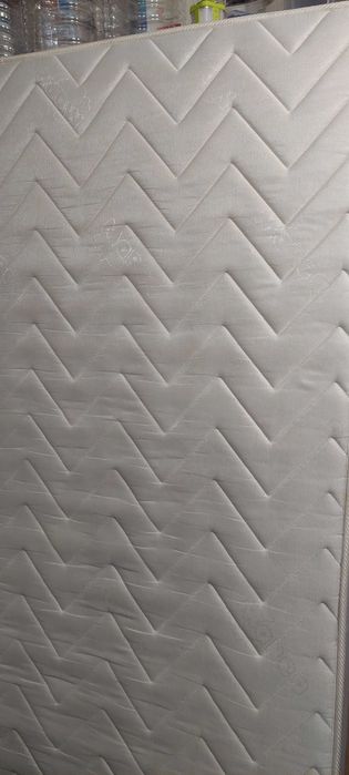 Пружинен матрак 160 на 200 на 20см.Много запазен.