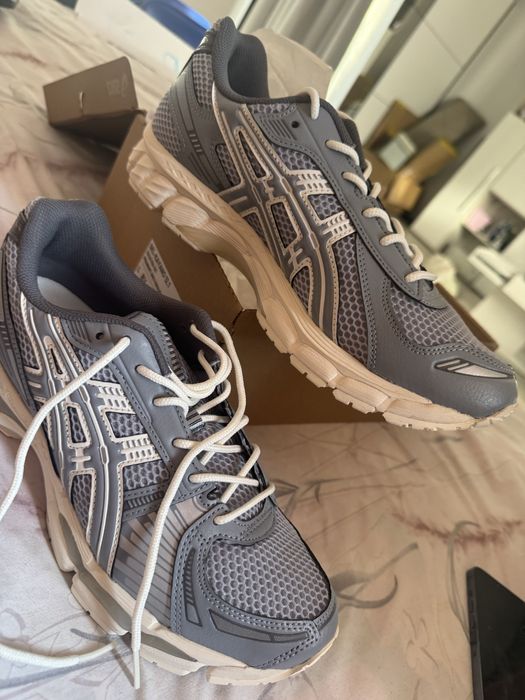 Vand pereche de pantofi Asics marimea 42