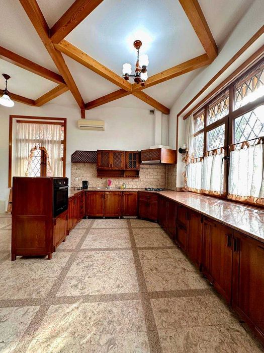 Дом 5.4 сотки на Карасу ул Авайхон Комнат - 8 срочно