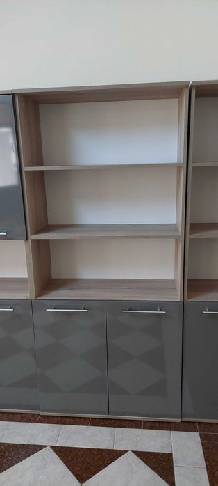 Продавам офис мебели, сглобени, но неизползвани
