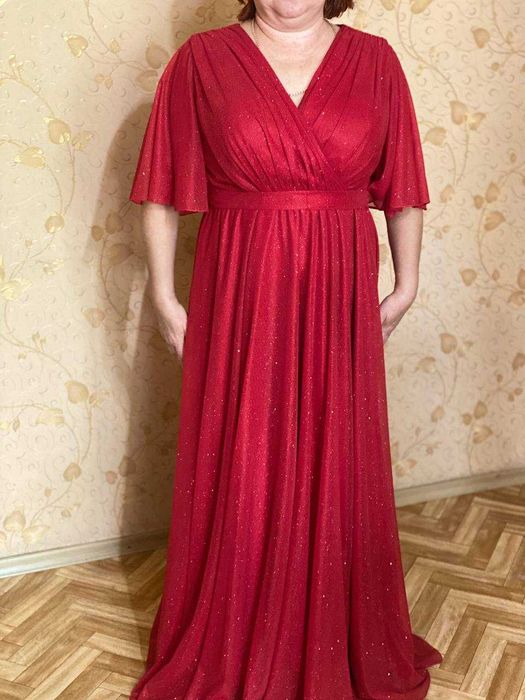 Шикарное вечернее платье на праздник.