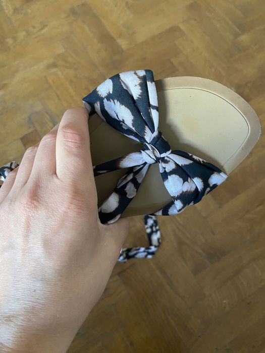 Sandale oysho cu legare pe picior