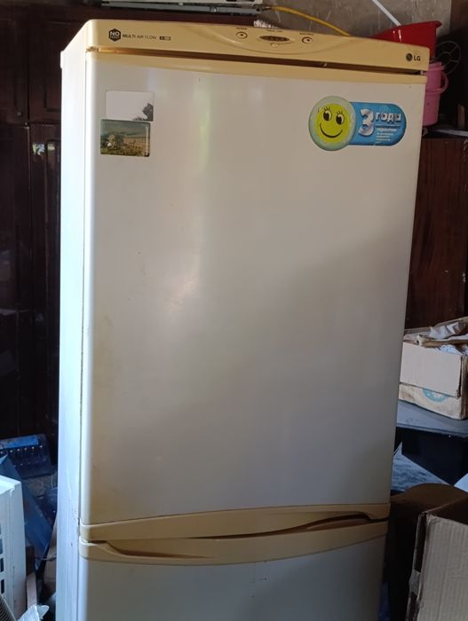 Холодильник , LG. ...моторы істеп тұр иұздатпайды...