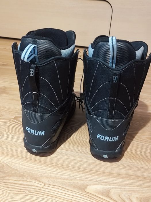Boots snowboard marca Forum cu sistem de închidere Boa.