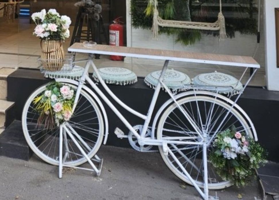 Vând: Bicicletă decorativă albă vintage cu blat.