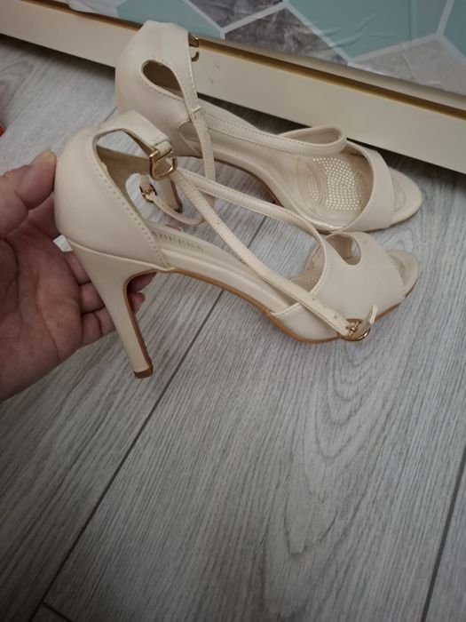 Аяқ киімдер сатылады