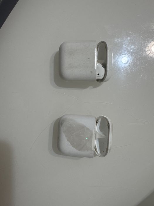 Два кейса и один правый наушник airpods