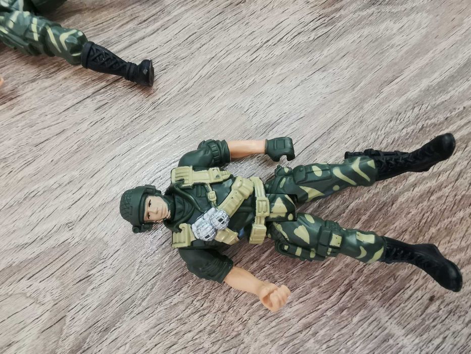 Продавам детски играчки уникат  от Германия - полицай на сафари,