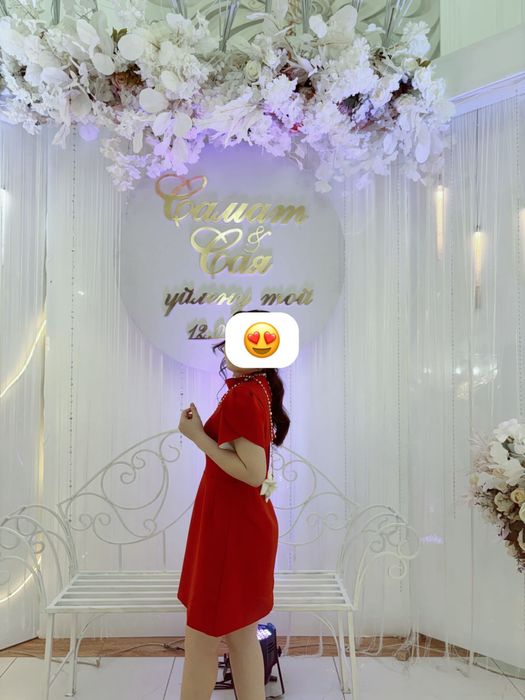 красное платье с открытой спиной