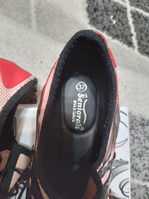 Кроссовки женские