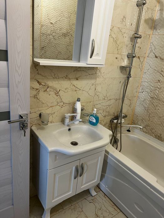 Închiriez apartament cu 2 camere
