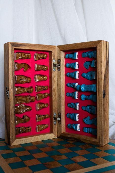 Tabla de sah cu piese din ceramica