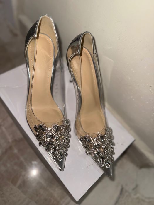 Елегантни обувки на ток