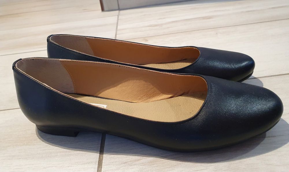 Balerini de piele negri