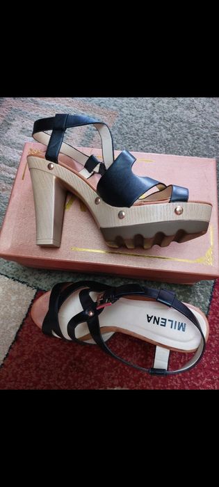 Продам босоножки новые