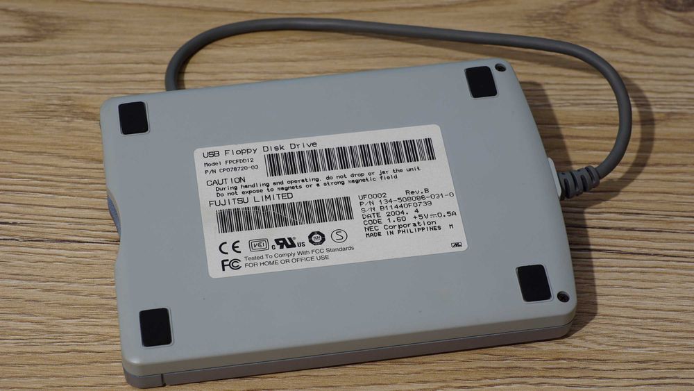 Unitate floppy 1.44MB externa Fujitsu FPCFDD12 conectare pe USB