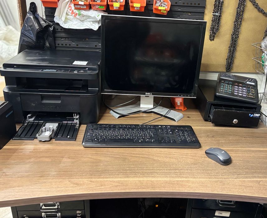 Бюро,компютър и монитор на марката DELL