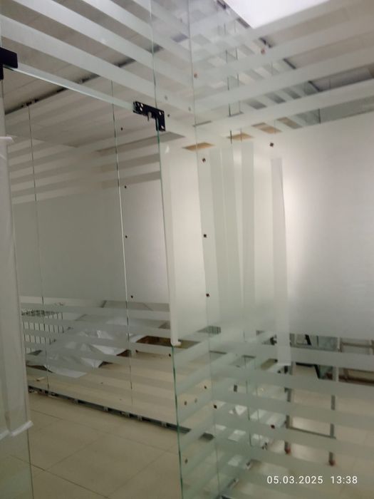 Цельностеклянная перегородка офисов