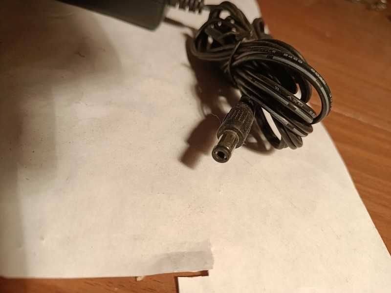 Продам адаптер питания   12V--2A.