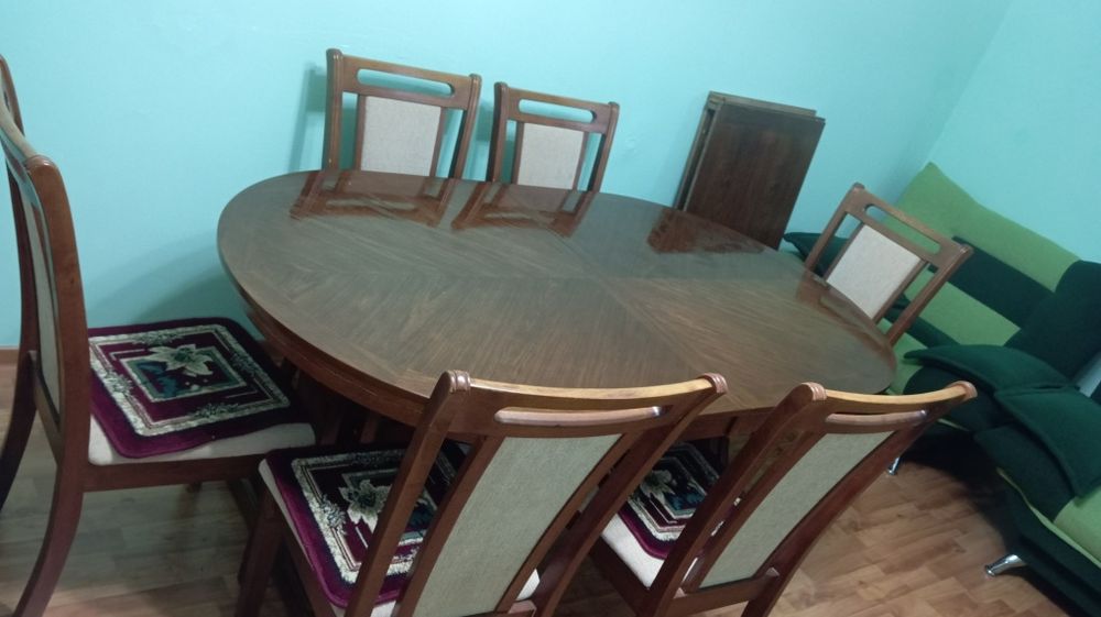 Стол и четыре стула