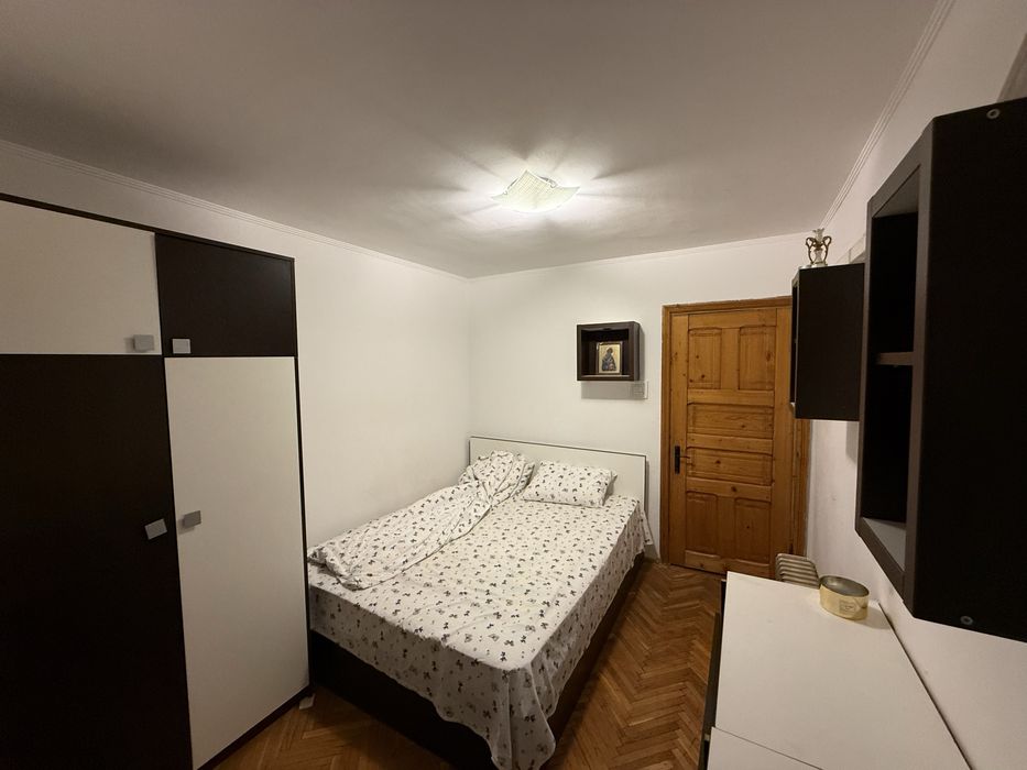 Apartament cu trei camere de vanzare sau chirie si loc de parcare