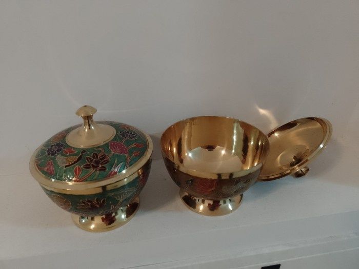 Set de 2 superbe boluri cu capac in stil oriental din bronz masiv emai