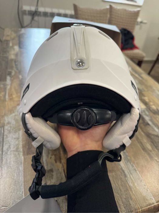 Скиорска каска Nevica