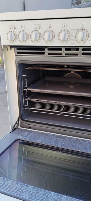 Свободно стояща печка с керамичен плот Miele